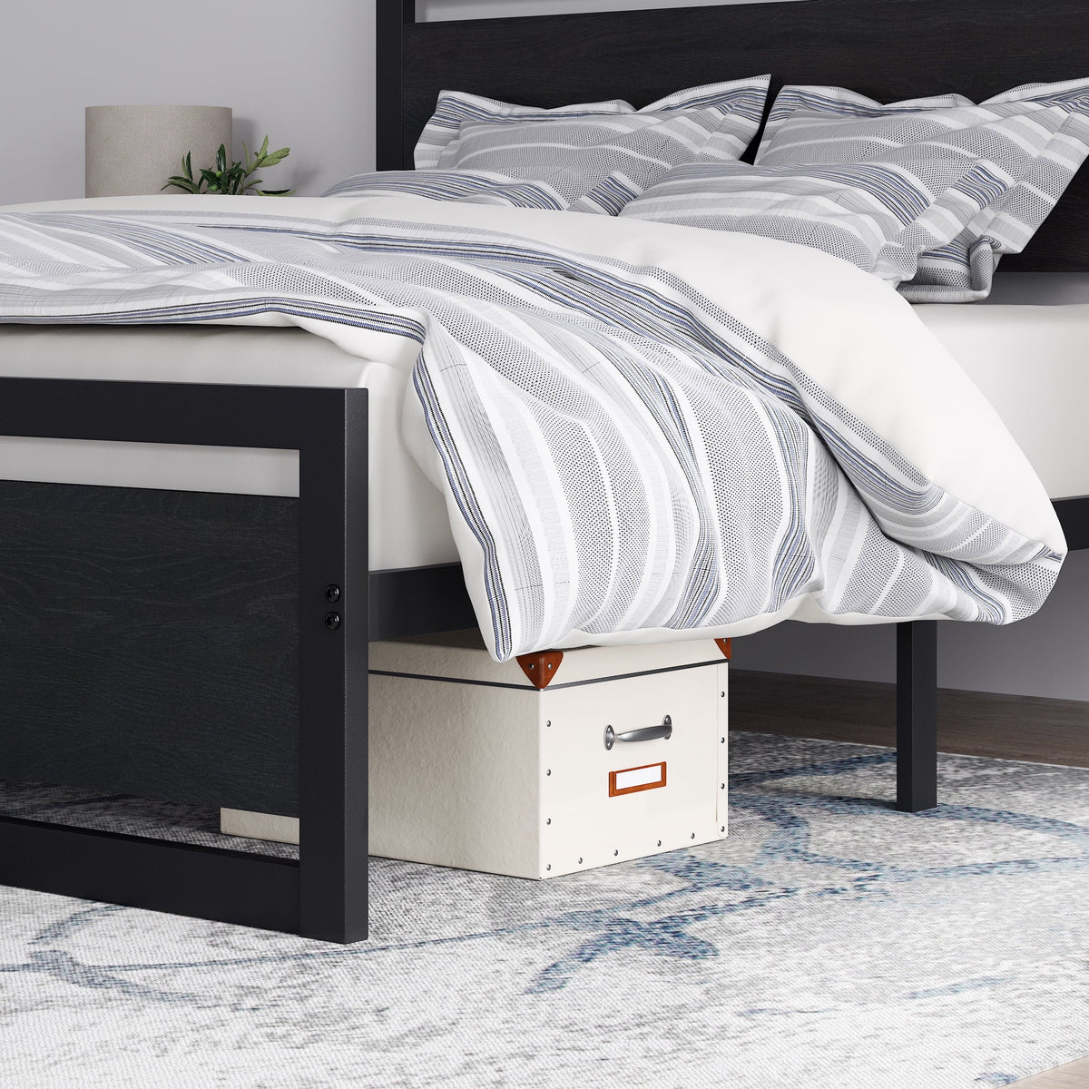 Queen Size Metal Platform Bed Frame with Wooden Headboard Footboard O31391